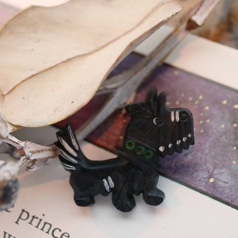 プラスチックブローチ「黒いモフモフ犬」