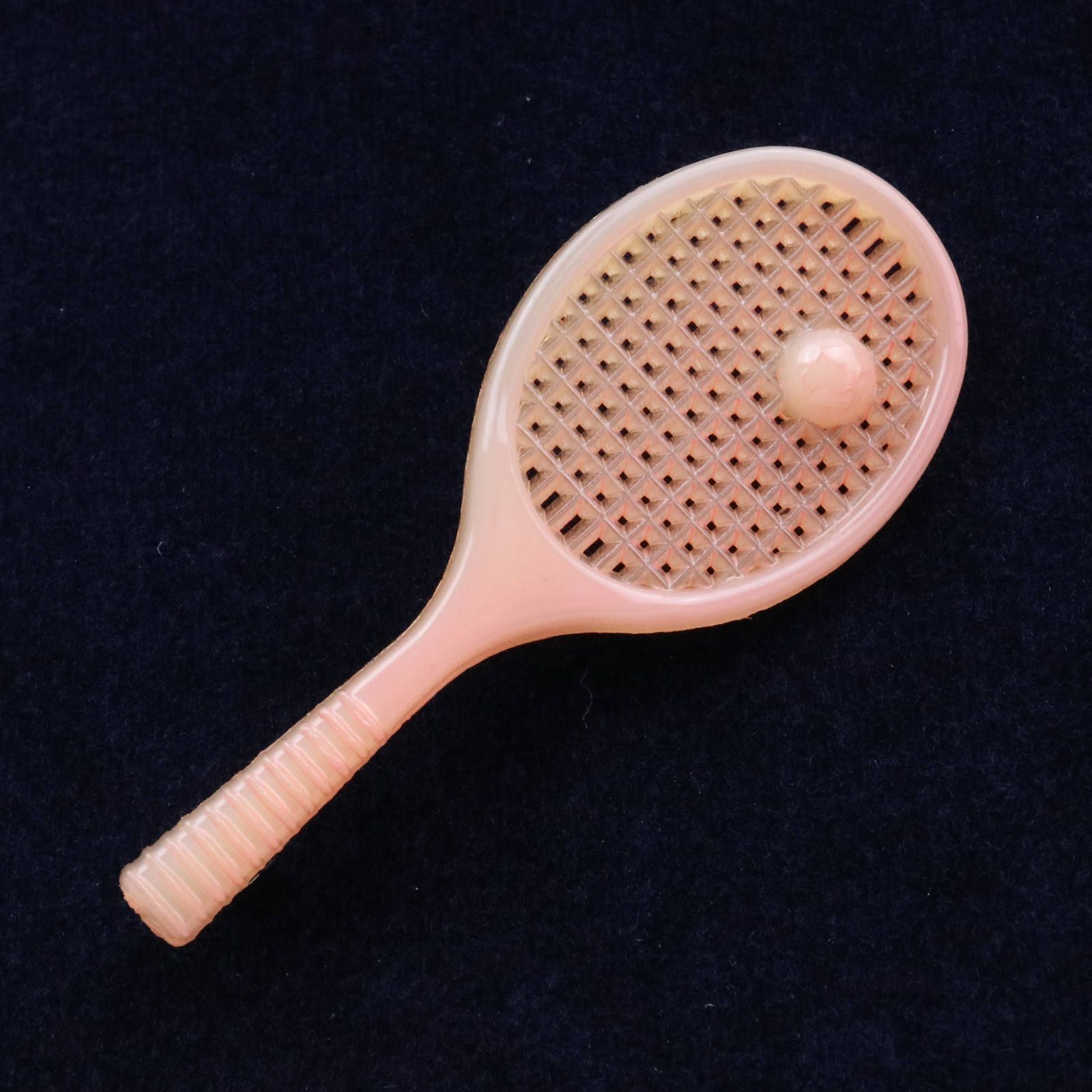 プラスチックブローチ「ミルキーラケット」