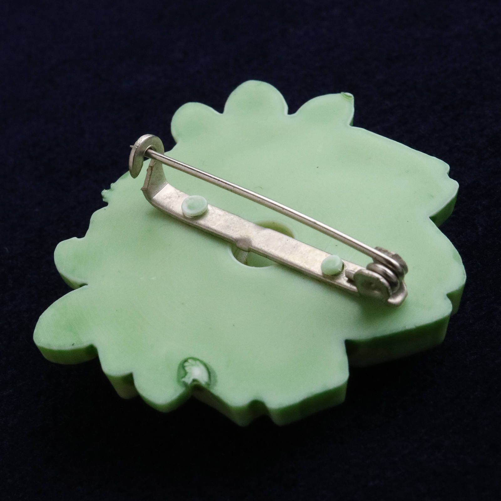 プラスチックブローチ「薔薇レリーフ」