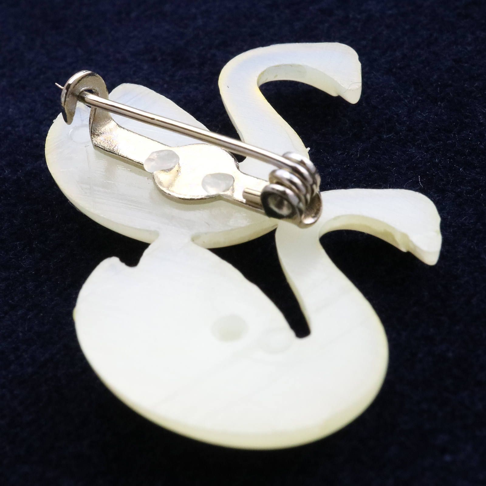 プラスチックブローチ「白鳥」