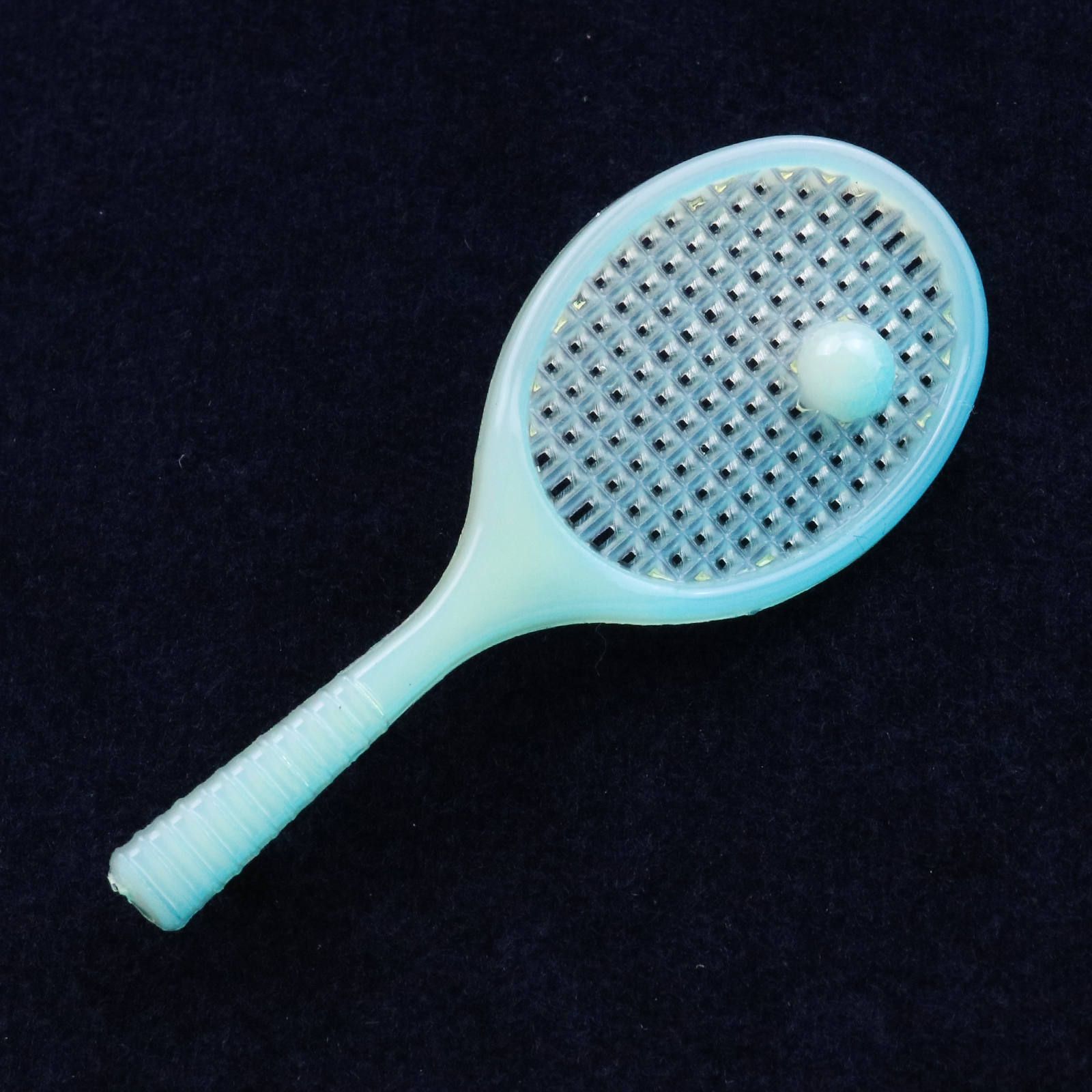 プラスチックブローチ「ミルキーラケット」