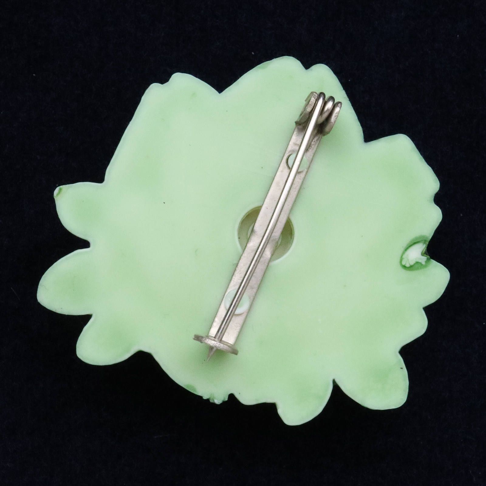 プラスチックブローチ「薔薇レリーフ」
