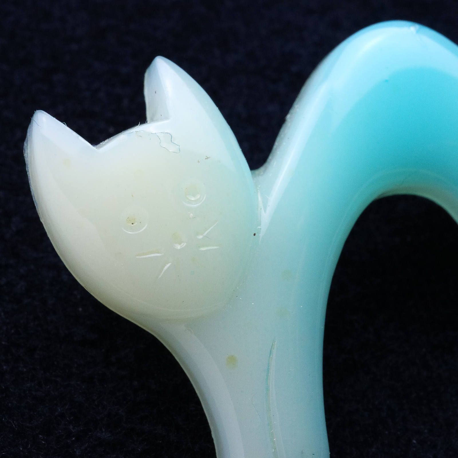 プラスチックブローチ「伸び猫」