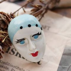 プラスチックブローチ「フィメール顔」