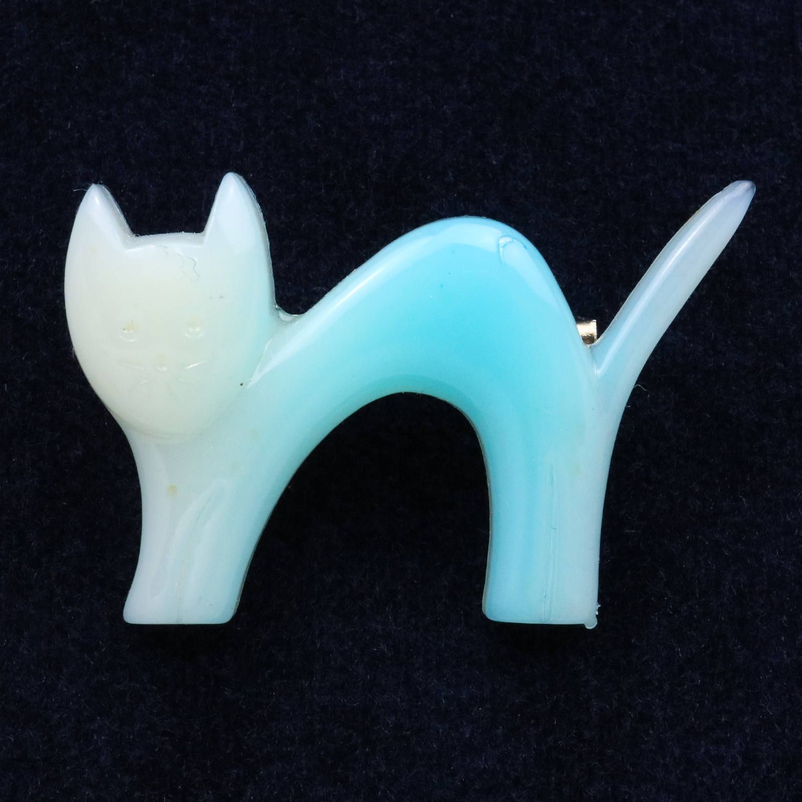 プラスチックブローチ「伸び猫」