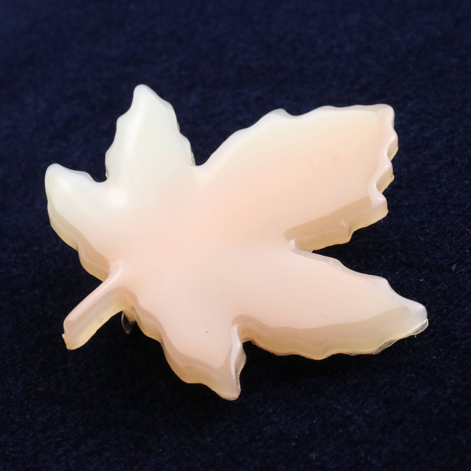 プラスチックブローチ「メープルリーフ」
