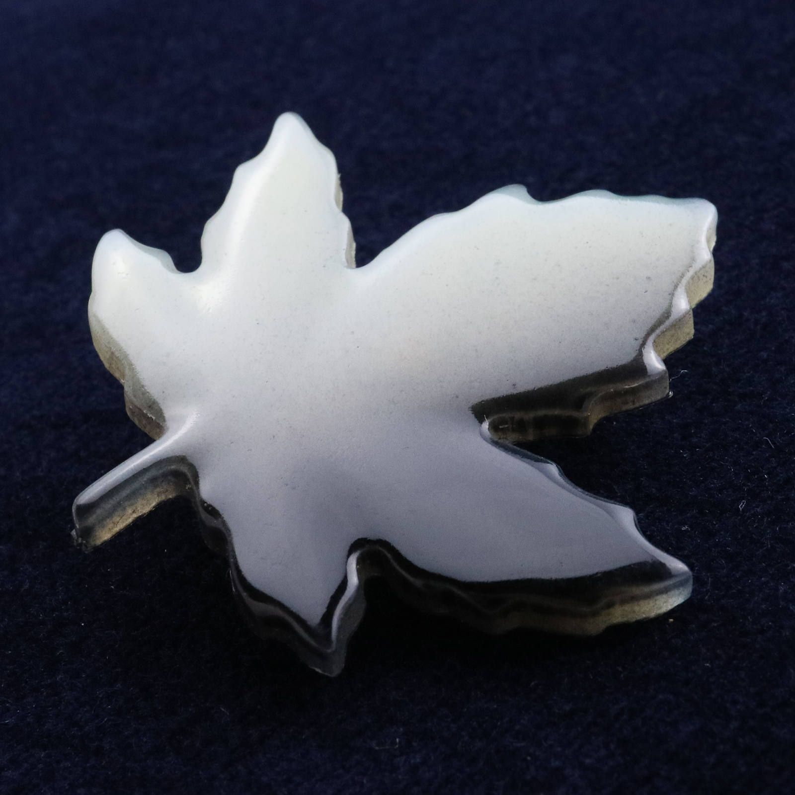 プラスチックブローチ「メープルリーフ」