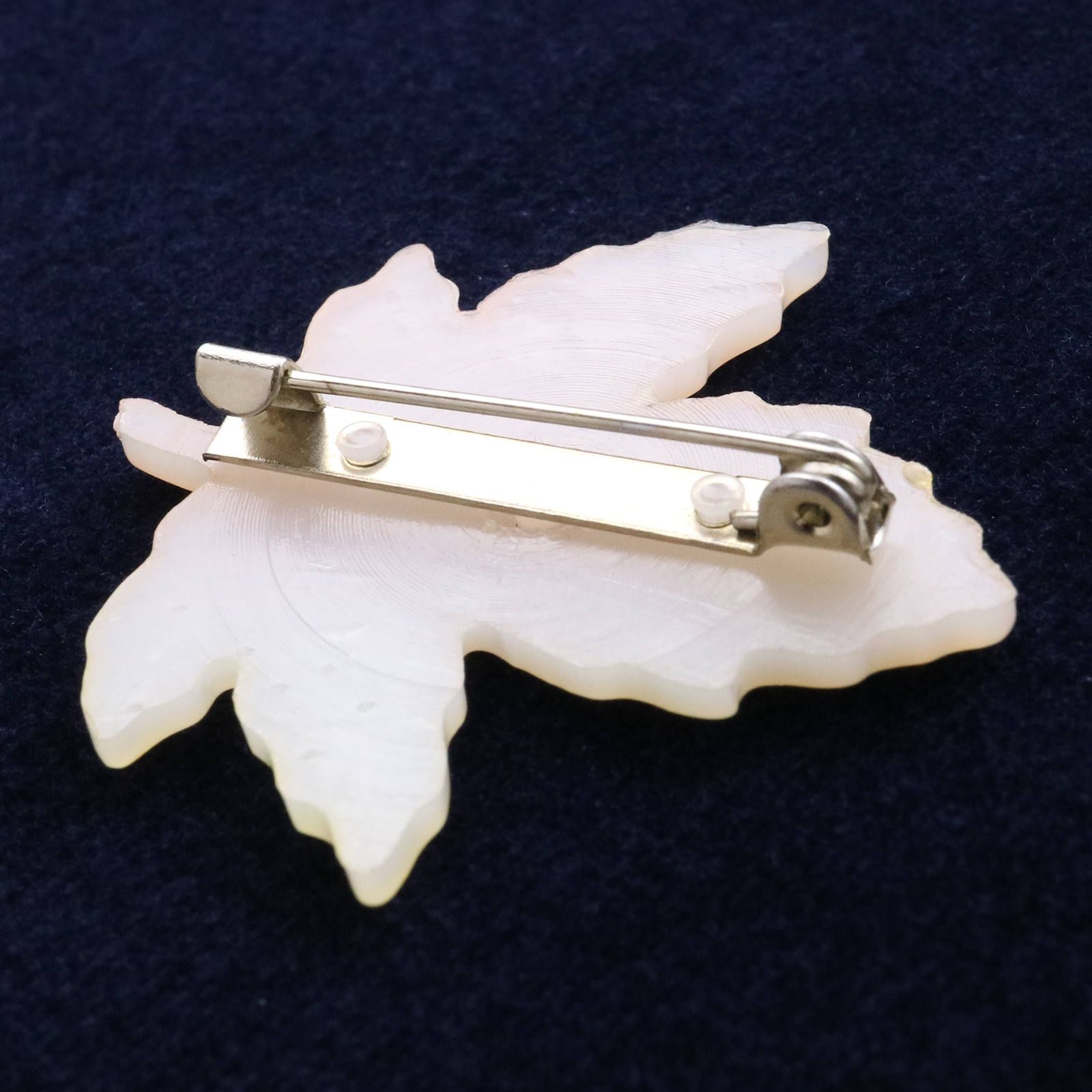プラスチックブローチ「メープルリーフ」