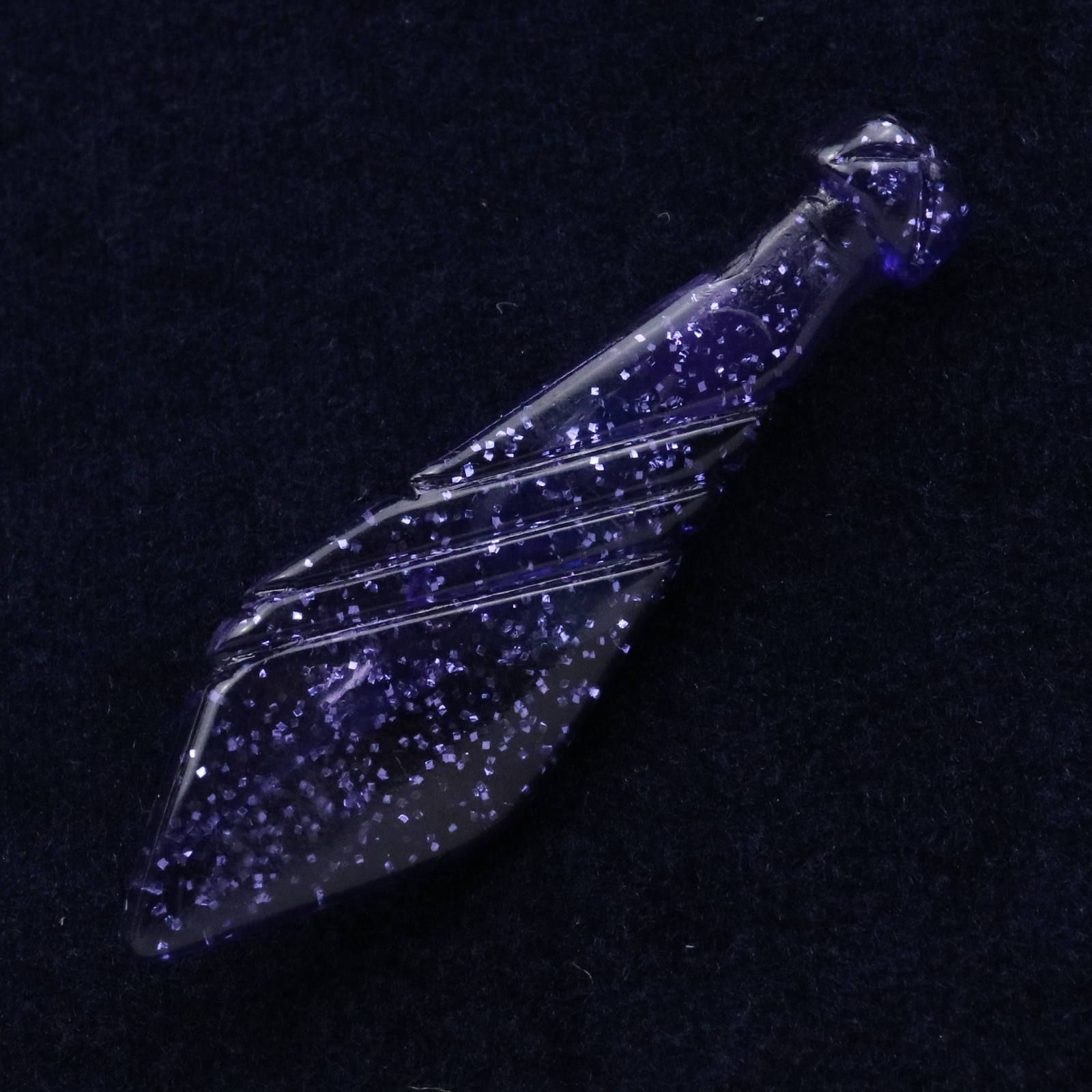 プラスチックブローチ「ネクタイ」
