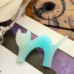 プラスチックブローチ「伸び猫」