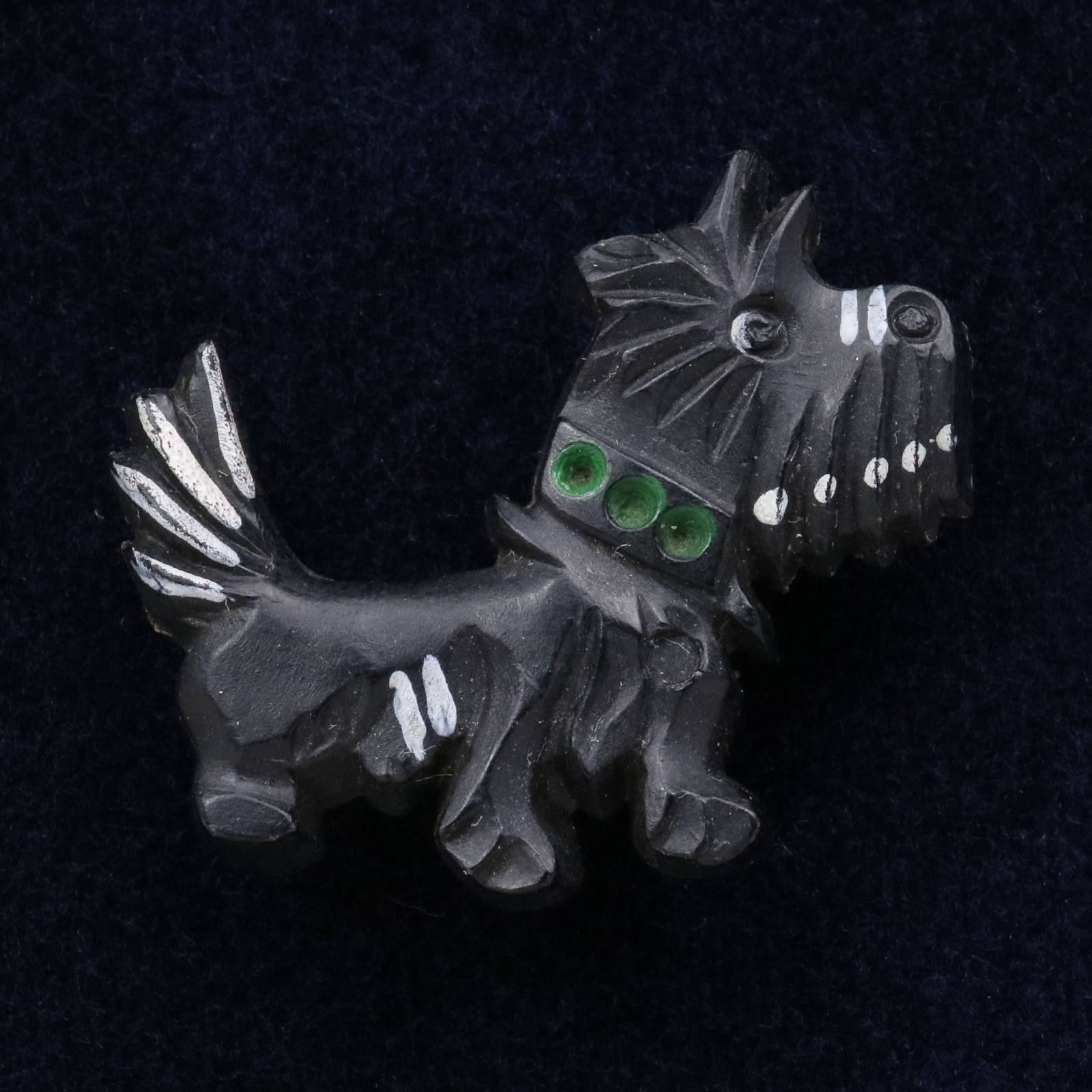 プラスチックブローチ「黒いモフモフ犬」
