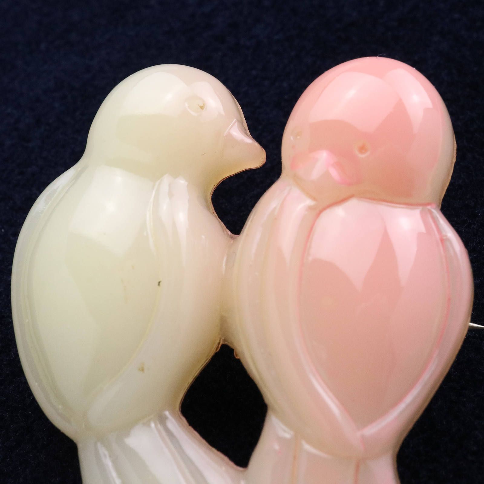プラスチックブローチ「つがいの小鳥」