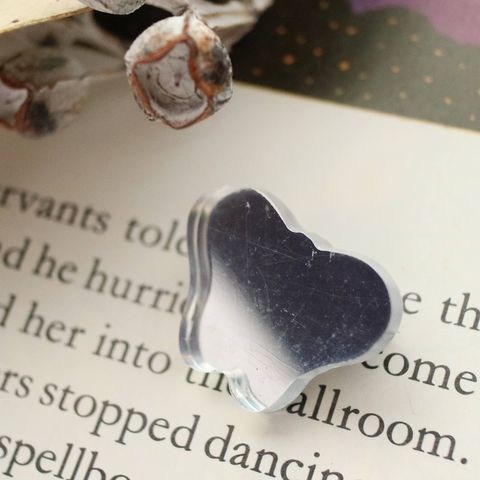プラスチックブローチ「蝶シルエット」