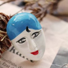 プラスチックブローチ「フィメール顔」