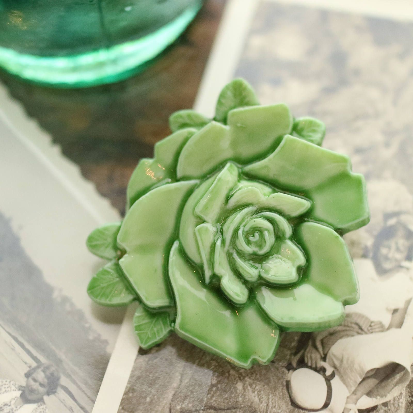 プラスチックブローチ「薔薇レリーフ」