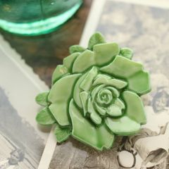 プラスチックブローチ「薔薇レリーフ」