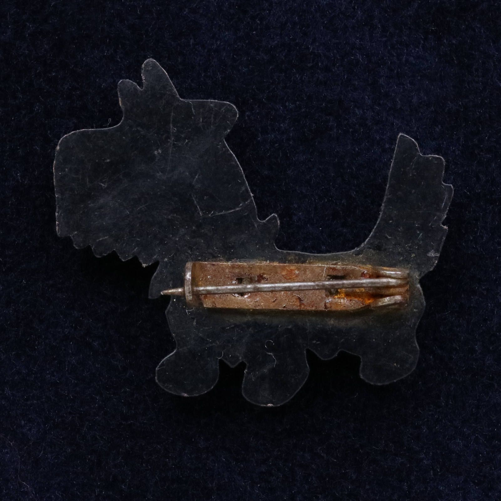 プラスチックブローチ「黒いモフモフ犬」