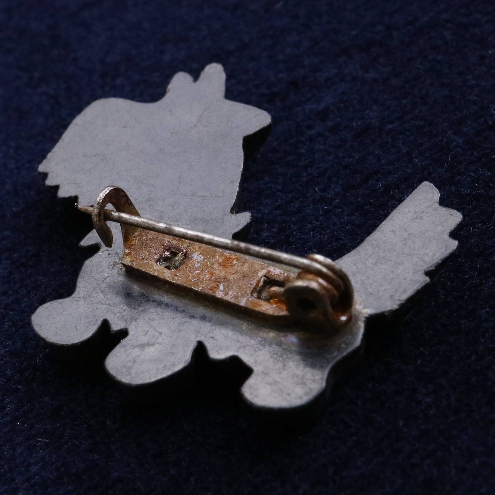 プラスチックブローチ「黒いモフモフ犬」