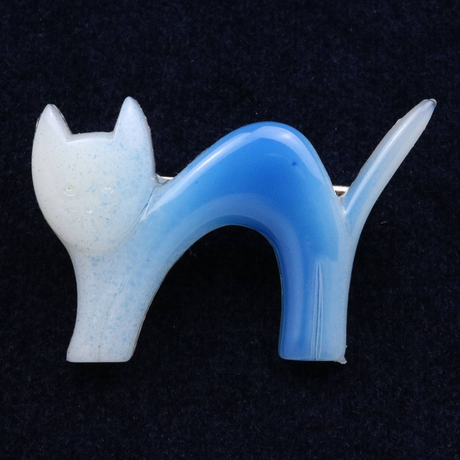 プラスチックブローチ「伸び猫」
