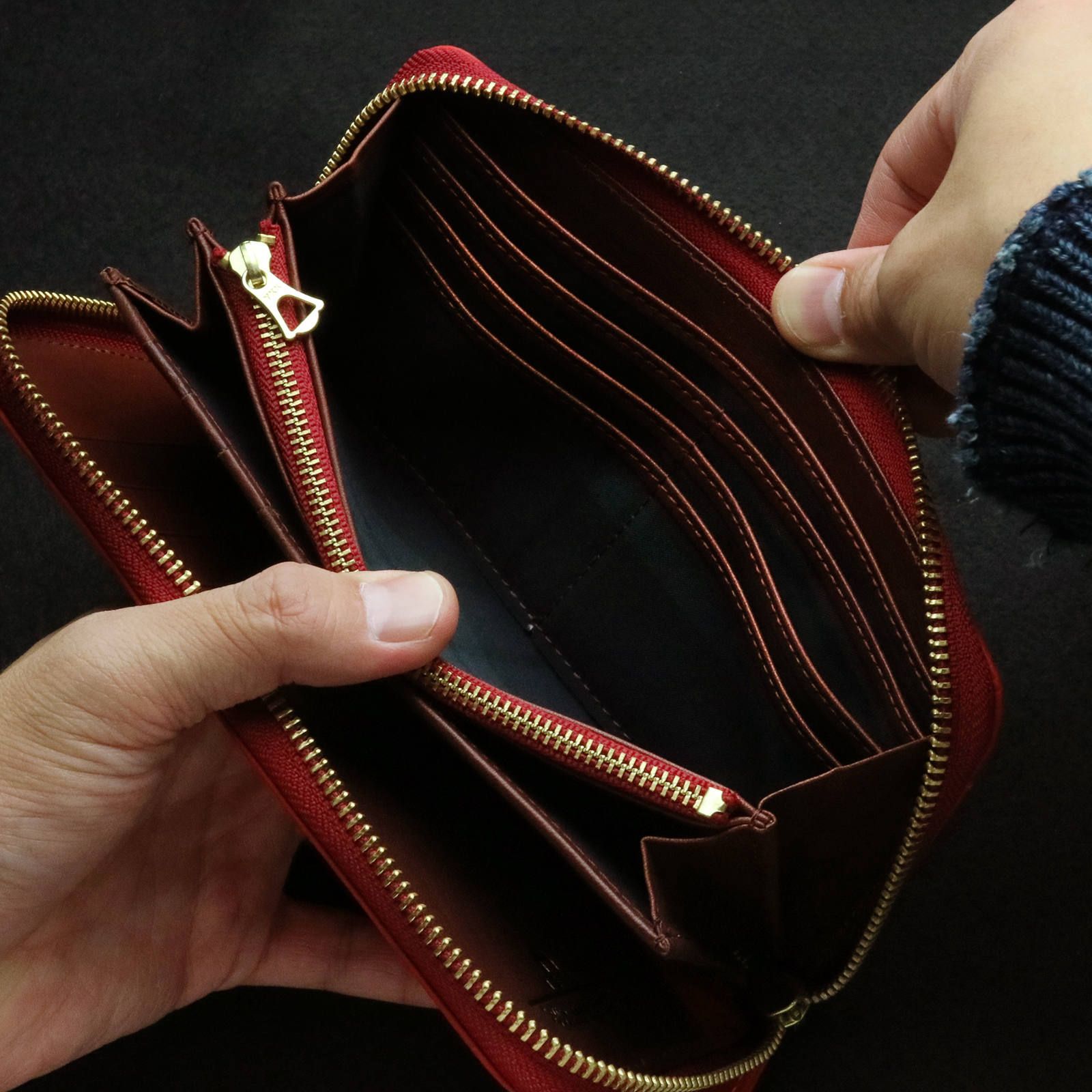 「PUEBRO」 ラウンドジップ長財布/レッド