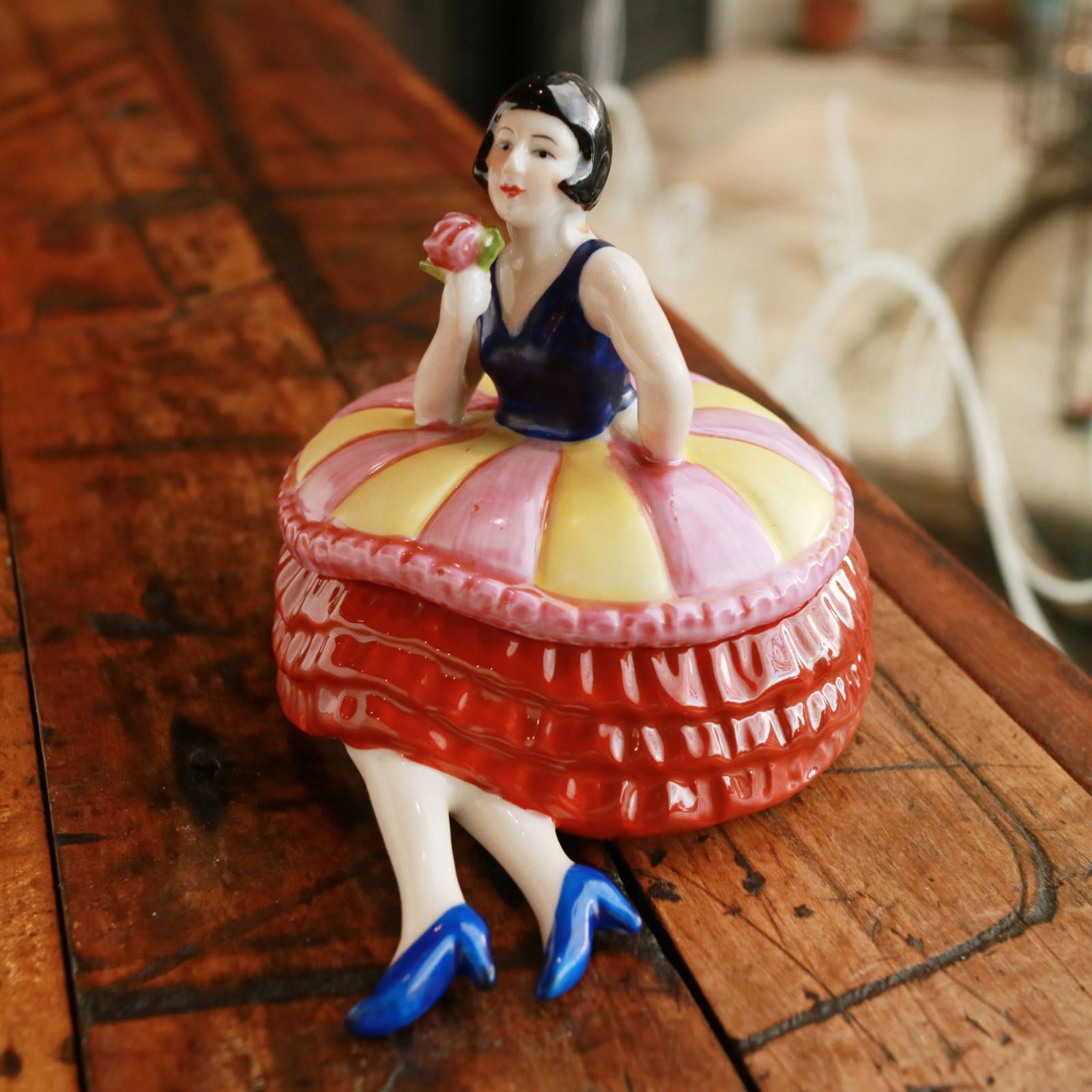 「べニューズ」 ふんわりスカート小物入れ 磁器製の水着女性 フランス 1920s