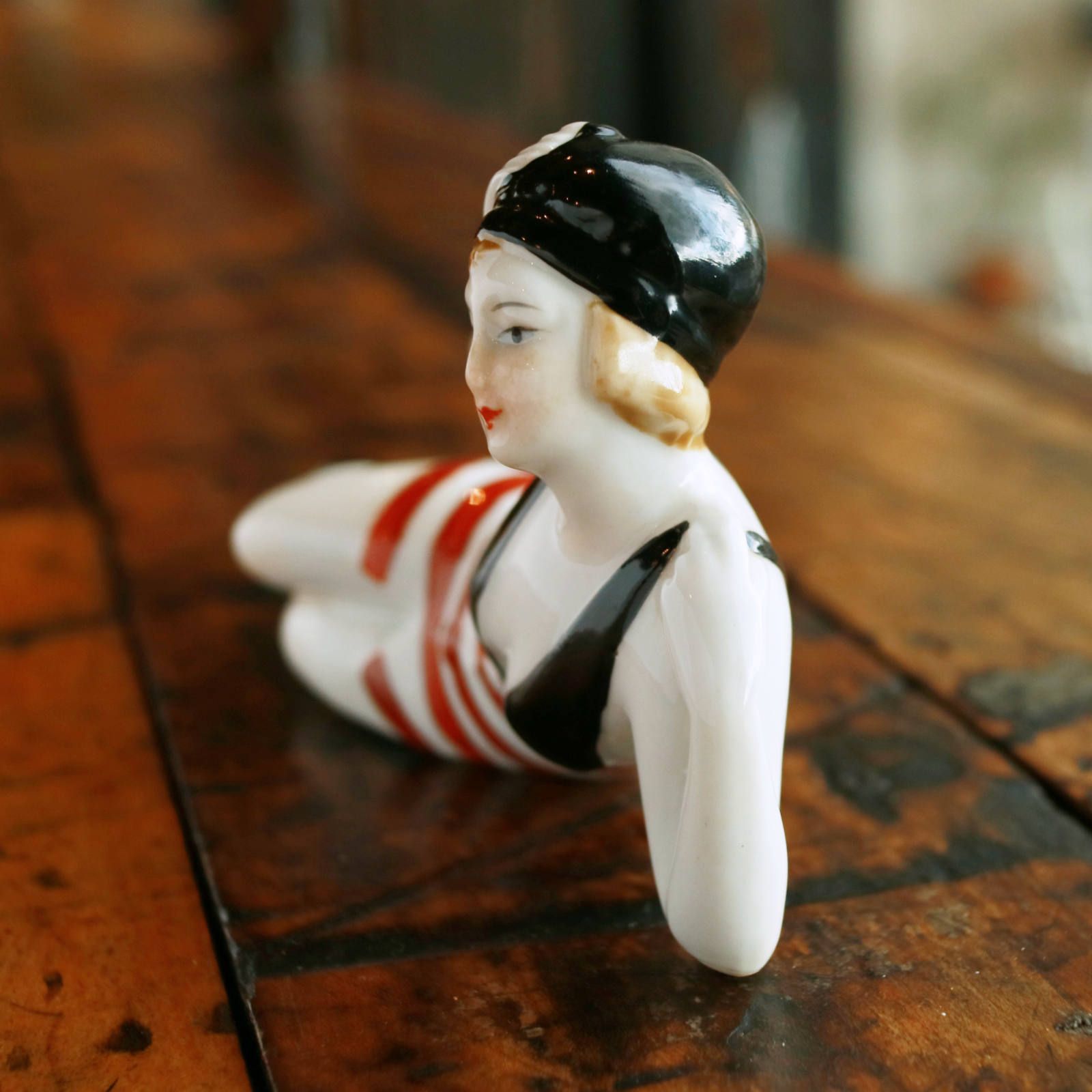 「べニューズ」 赤のしましまと黒のコンビ 磁器製の水着女性 フランス 1920s