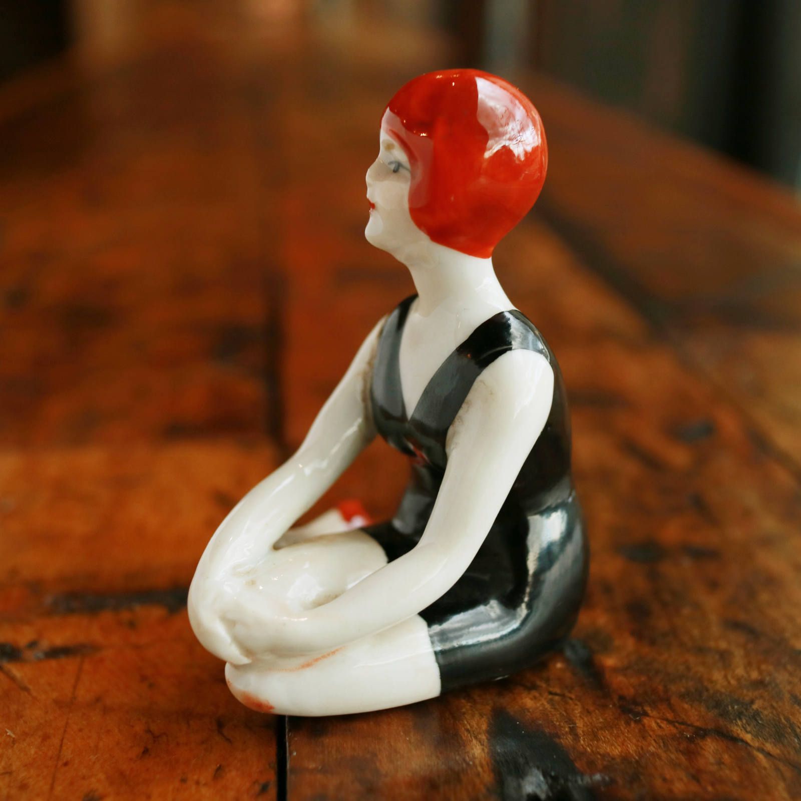 「べニューズ」 黒のお座り 磁器製の水着女性 フランス 1920s