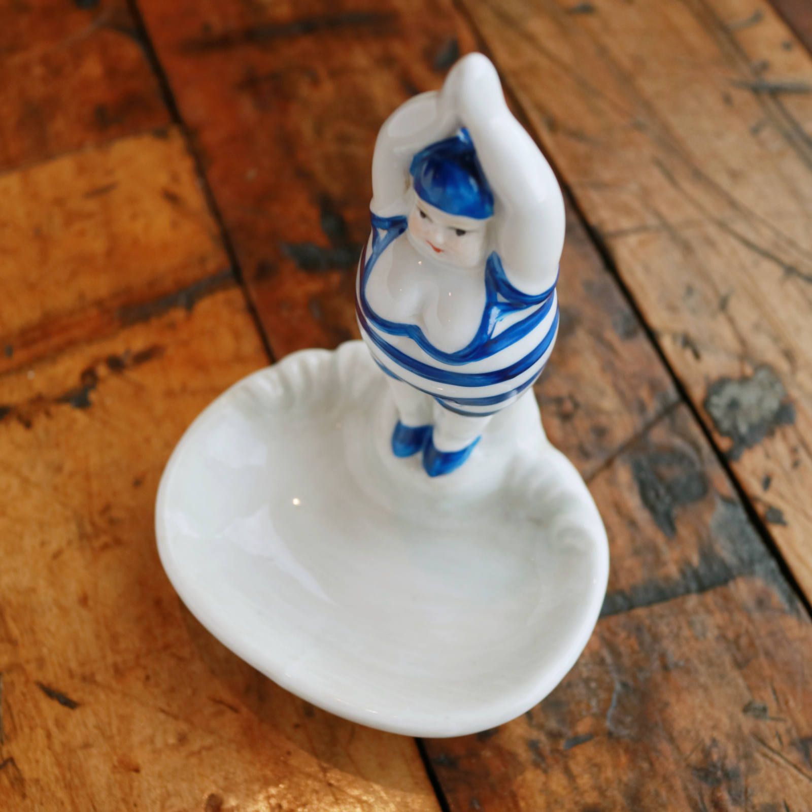 「べニューズ」 ぽっちゃり 磁器製の水着女性 小物入れ フランス 1920s