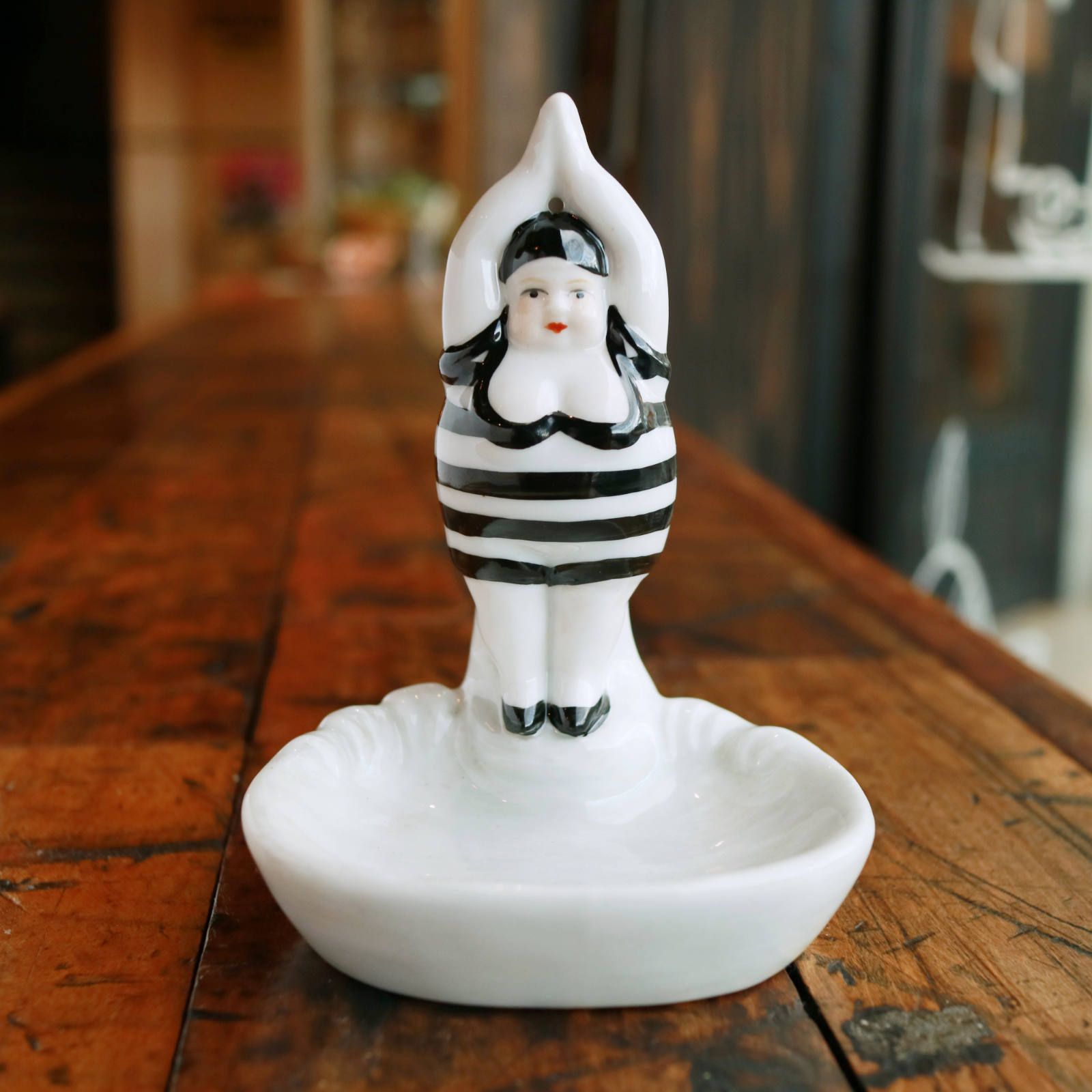 「べニューズ」 ぽっちゃり 磁器製の水着女性 小物入れ フランス 1920s