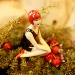 「べニューズ」 黒のお座り 磁器製の水着女性 フランス 1920s