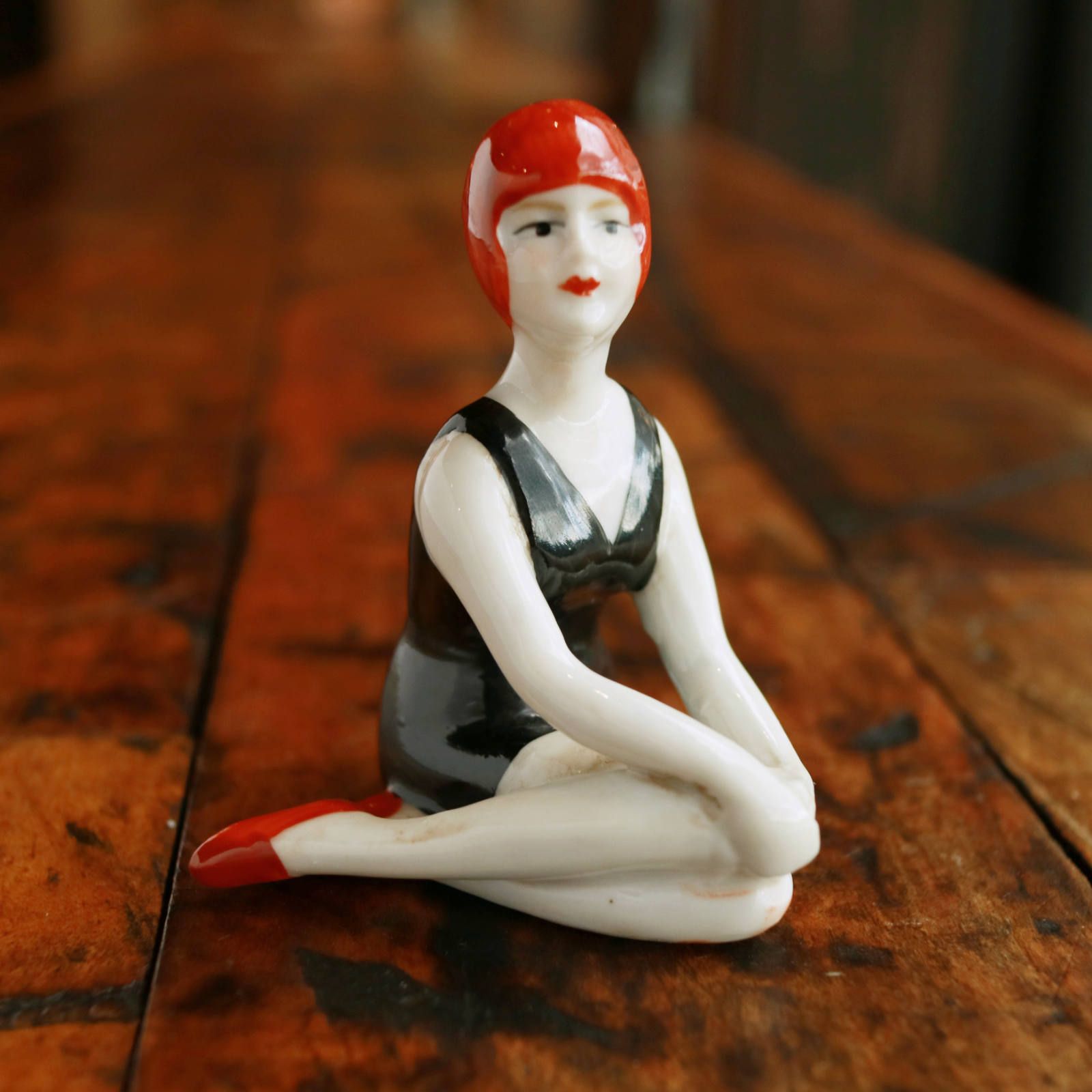 「べニューズ」 黒のお座り 磁器製の水着女性 フランス 1920s