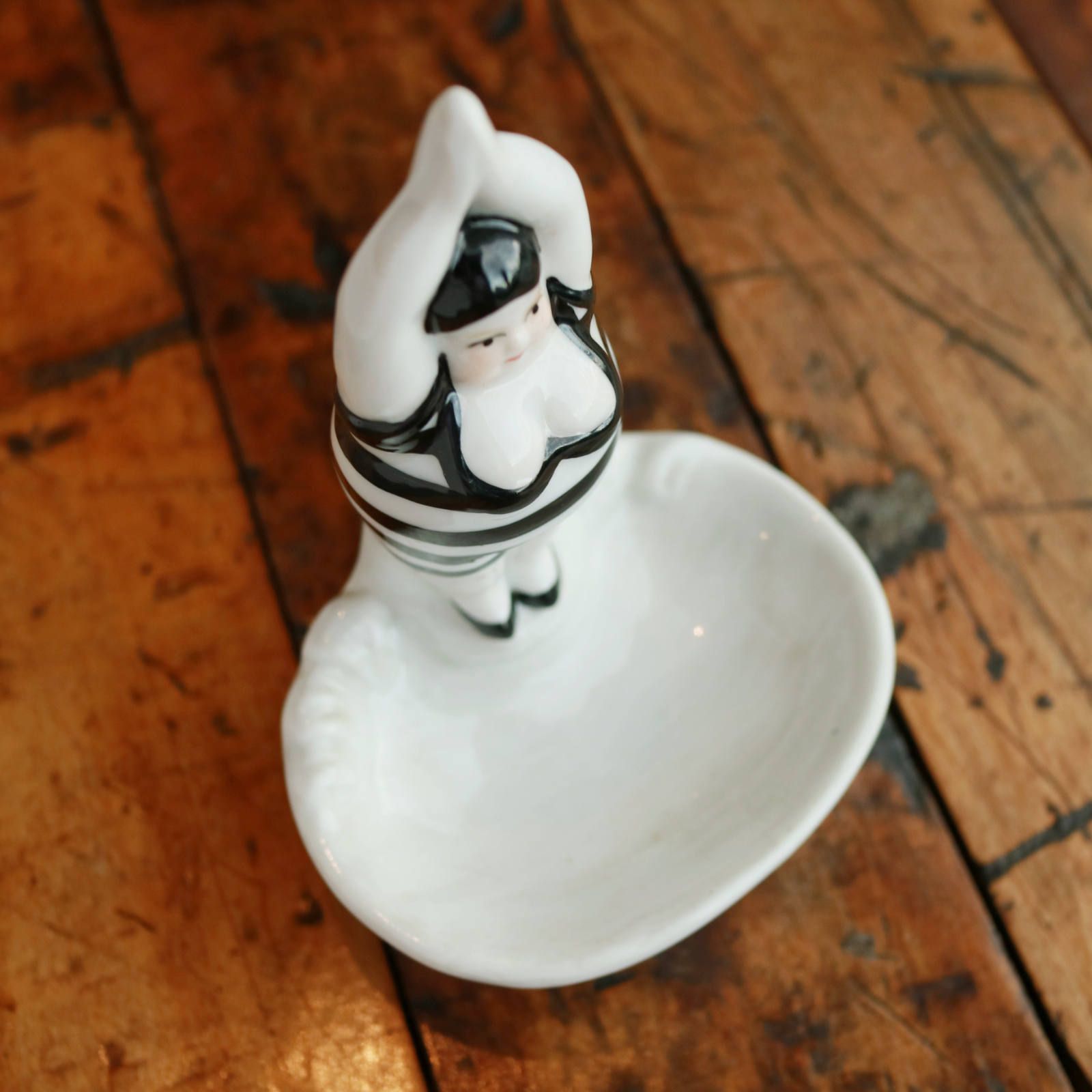 「べニューズ」 ぽっちゃり 磁器製の水着女性 小物入れ フランス 1920s