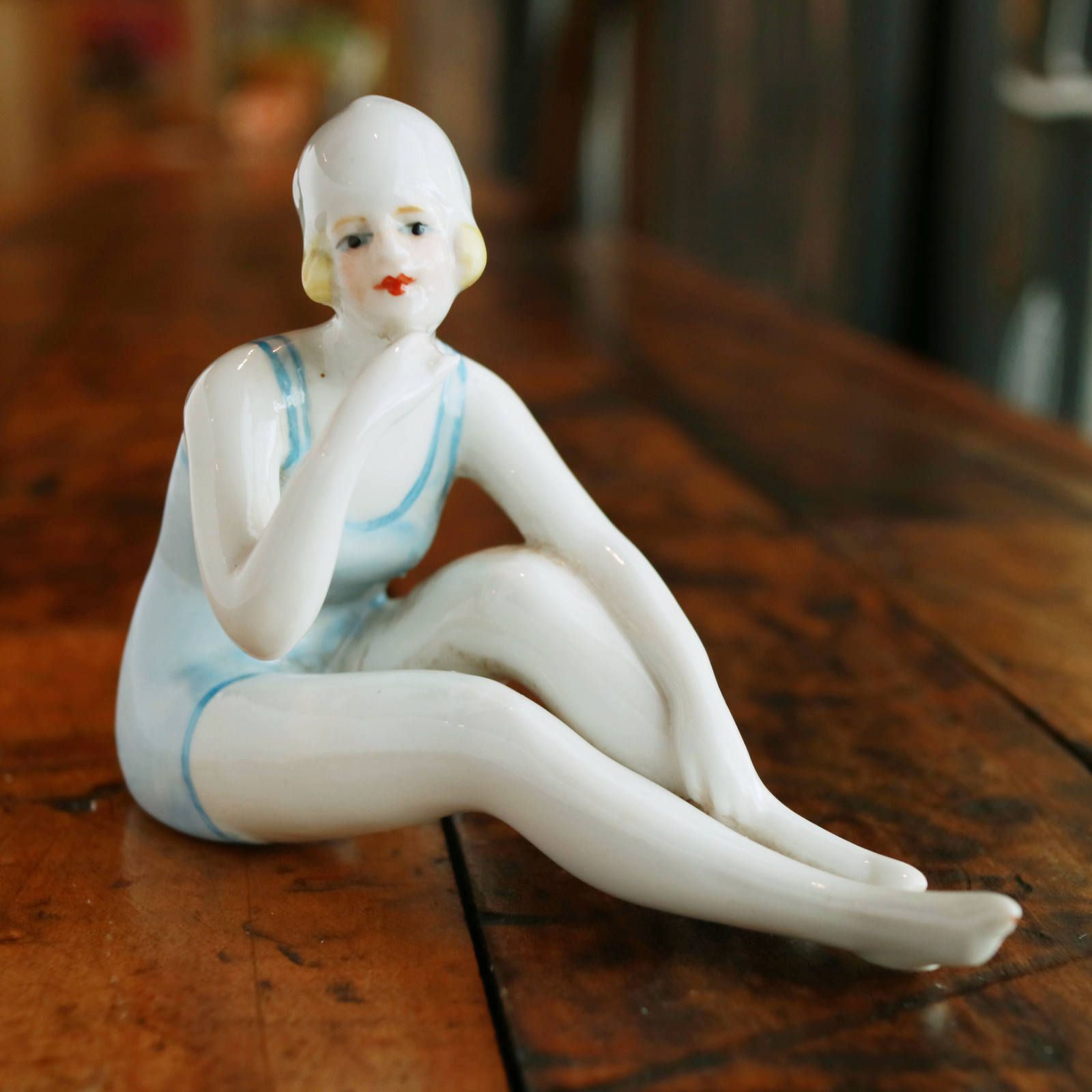 「べニューズ」 淡い水色 磁器製の水着女性 フランス 1920s