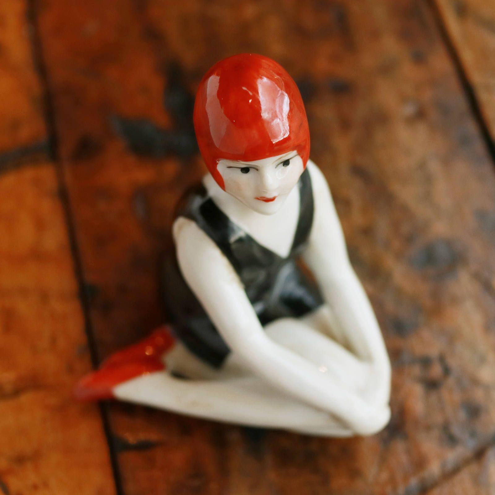 「べニューズ」 黒のお座り 磁器製の水着女性 フランス 1920s