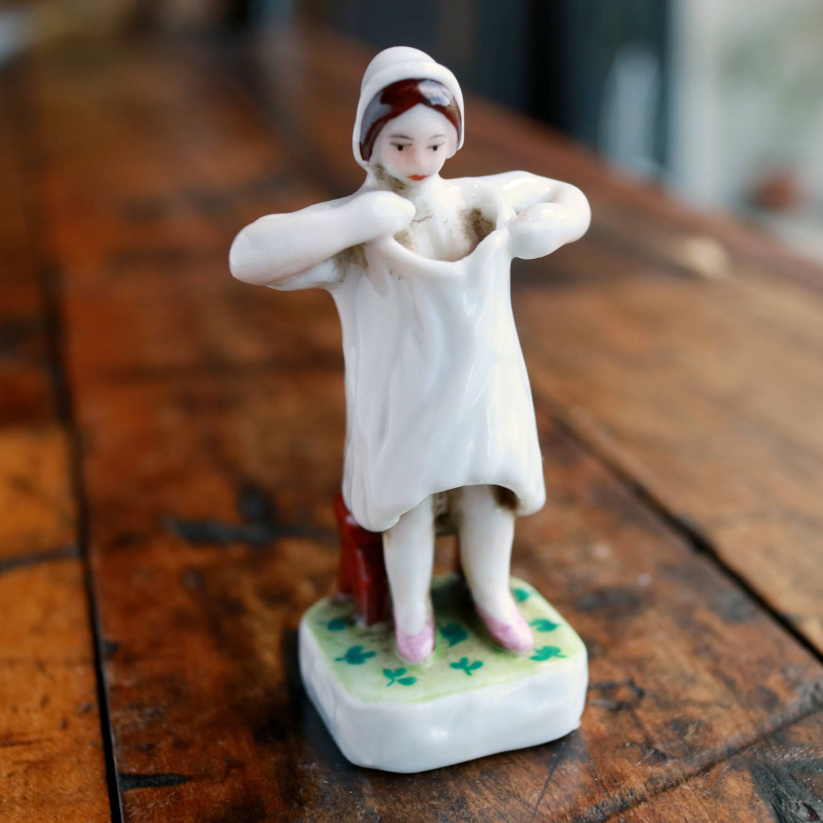ピッピ覗き 磁器製の女性 フランス 19世紀末