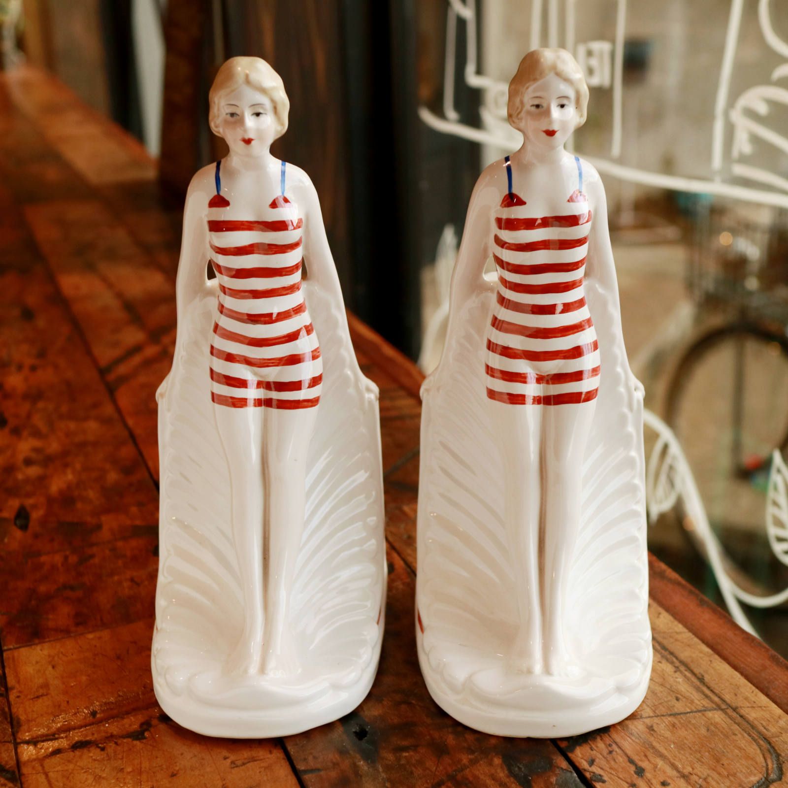 「べニューズ」 赤のしましまブックエンド 磁器製の水着女性 フランス 1920s