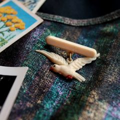 「羽ばたく鳥」ブローチ フランス