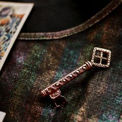 「ダイヤヘッドラインストーンキー」ブローチ フランス