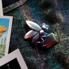 「ハチと鞄」ブローチ フランス