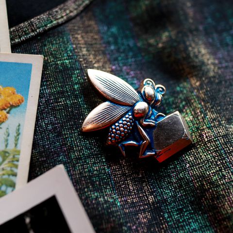 「ハチと鞄」ブローチ フランス