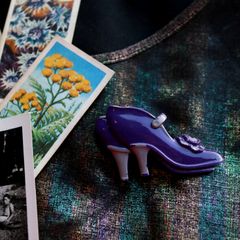 「花チャームハイヒール」ブローチ フランス