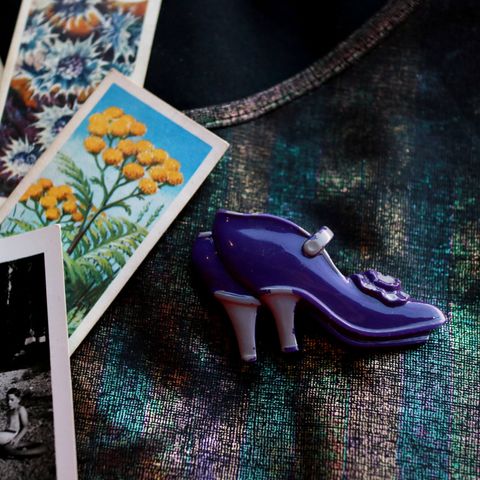 「花チャームハイヒール」ブローチ フランス