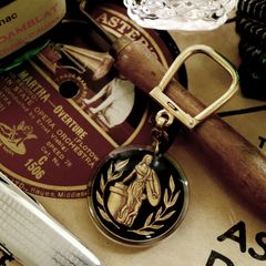 A.G.VIE ASSURANCES GENERALES VIE 保険会社 ブルボンキーホルダー