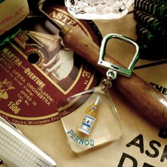 PERNOD UN PERNOD ペルノ― リキュール ブルボンキーホルダー