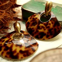 「レオパルドシェルプレート」ピアス フランス
