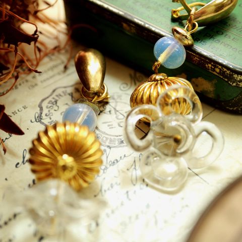 「ブラブラクリアフリルフラワー」ピアス フランス
