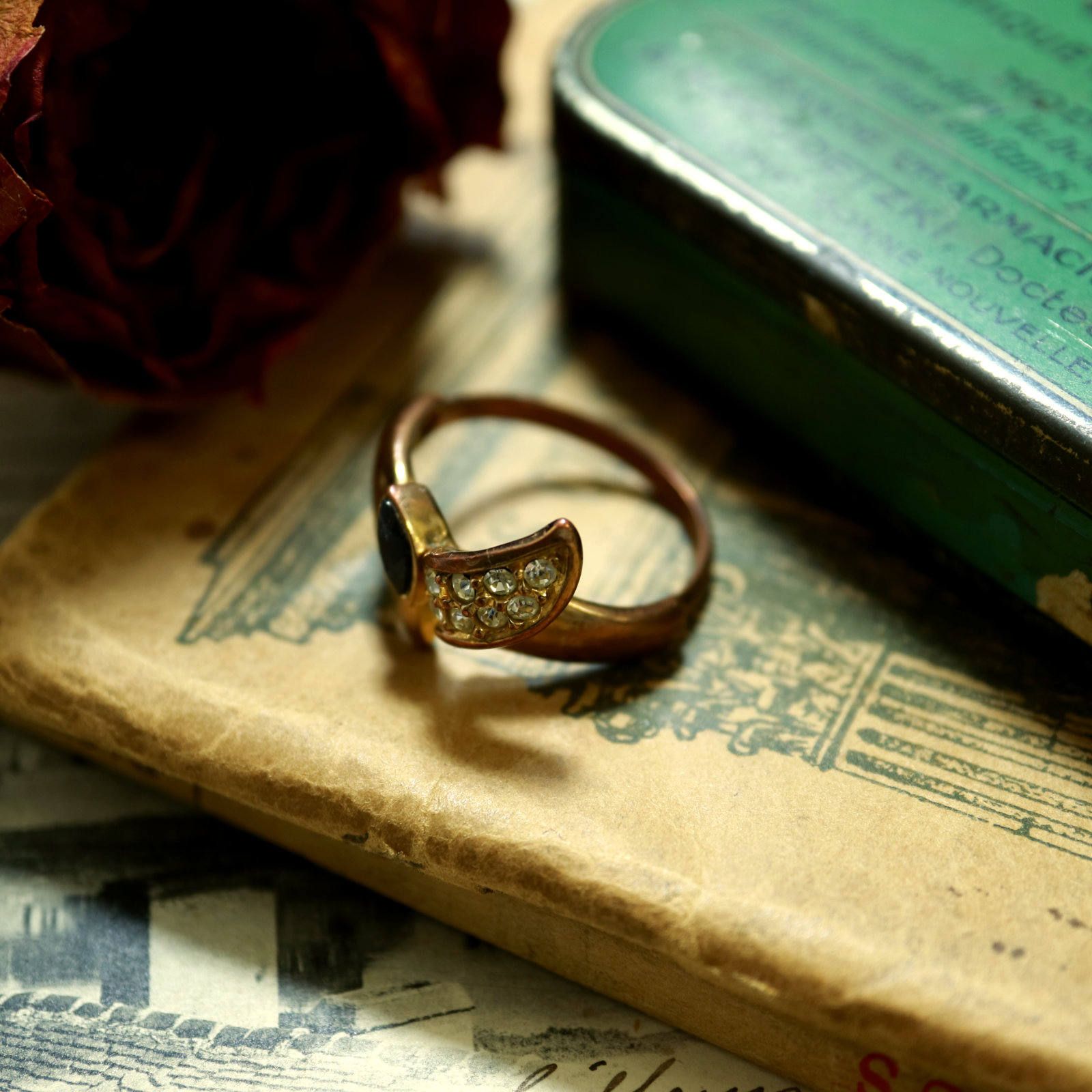 「ラインストーンリーフ」リング フランス