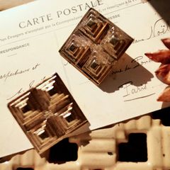 「ピラミッドタイル」イヤリング フランス
