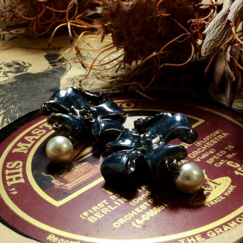 「エナメルネイビーフラワー」イヤリング フランス BABYLONE Paris