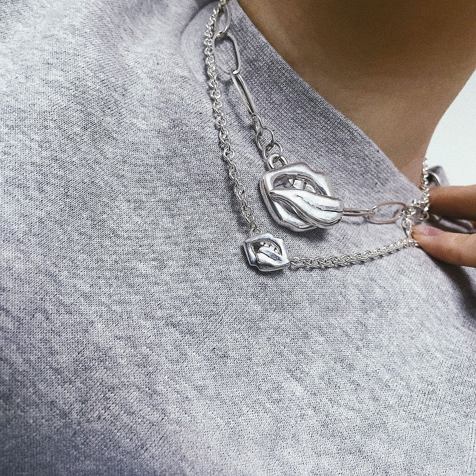 「Mini Tongue Toggle Necklace」ネックレス